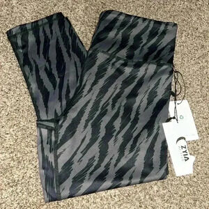 NWT Gray Sketch Light and Tight High Rise Capri 20”